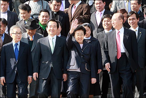 곽영욱 전 대한통운 사장에게서 인사청탁과 함께 뇌물을 받은 혐의로 불구속기소된 한명숙 전 총리가 지난 4월 9일 오후 서울 서초동 서울중앙지법에서 열린 1심 선고공판에서 무죄를 선고 받은 뒤 지지자들에게 손을 흔들어 보이고 있다.