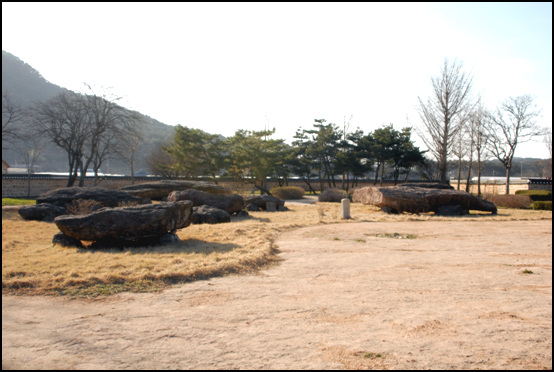 부안군 하서면 석상리 707번지인 이곳에는 사적 제103호인 부안 구암리 지석묘군이 있다.