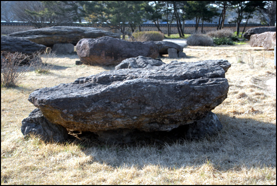 남방식 지석묘인 바둑판식이다. 상석을 작은 몇 개의 굄돌 위에 올려 놓았다.