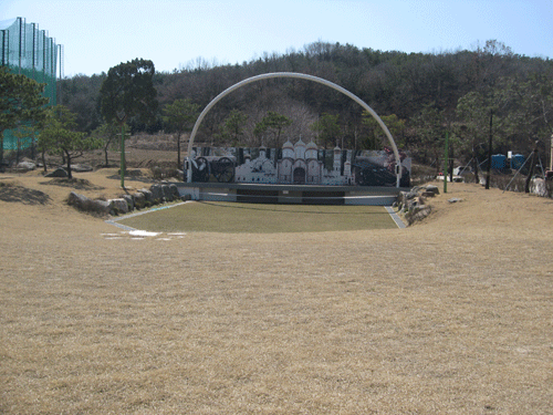 바로 밖에는 야외 공연장이 있어 따뜻한 날에는 산책을 해도 좋을 것 같다.