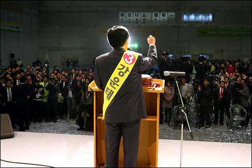  민주당 광주시장 후보로 확정된 강운태 국회의원이 10일 오후 '시민공천배심원 경선대회'가 치러진 광주 서구 치평동 김대중컨벤션센터에서 후보 수락연설을 하고 있다.