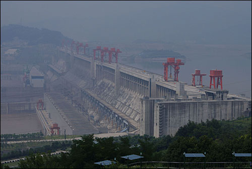 작년 모든 공사가 끝난 싼샤댐은 막대한 민물을 막아 양쯔강 하구로 쏟아내는 황톳물의 양을 감소시켰다.