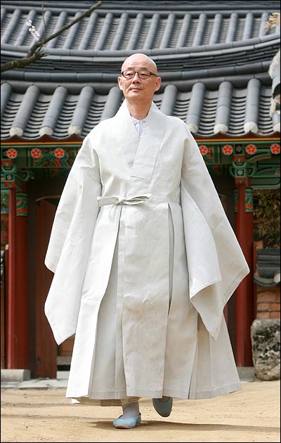 11일 오전 서울 삼성동 봉은사 주지 명진 스님이 법회에 참석하기 위해 다래헌을 나오고 있다.