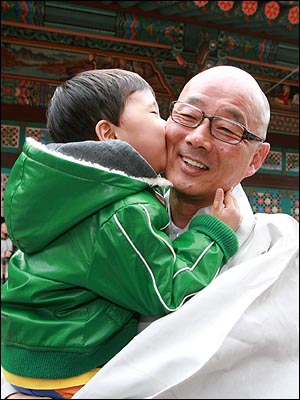 11일 낮 서울 삼성동 봉은사 법왕루에서 일요법회를 마치고 나오는 명진 스님에게 한 어린이가  뺨에 입을 맞추고 있다.