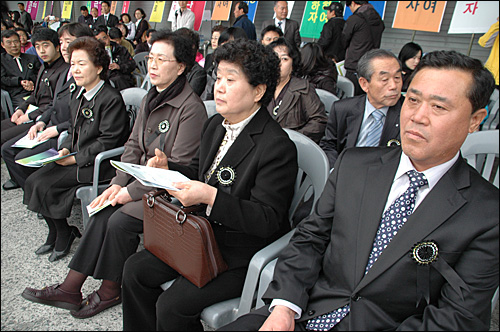 김주열 열사의 유가족인 동생 길열, 작은 누나 경자, 큰누나 영자(오른쪽부터)씨가 11일 마산 중앙부두에서 열린 '범국민장'에 참석해 앉아 있다.