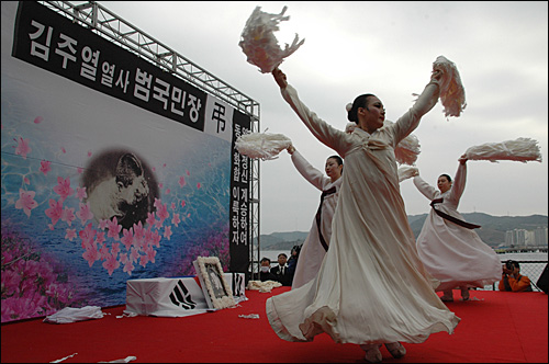 김주열 열사 범국민장이 11일 마산 중앙부두에서 열렸다. 사진은 1부 추모식 때 초혼무를 추는 모습.