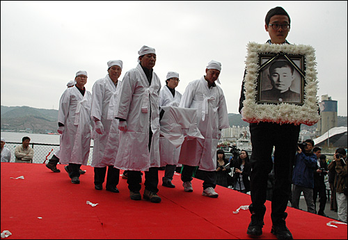 4.19혁명의 도화선이 된 김주열 열사의 장례식인 범국민장이 50년만인 11일 마산 중앙부두에서 열렸다.