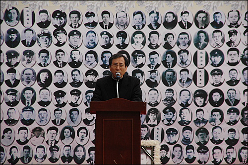 2010년 4월 11일 마산 중앙부두에서 열린 김주열 열사 범국민장에 참석한 함세웅 민주화운동기념사업회 이사장이 조사를 하고 있다.