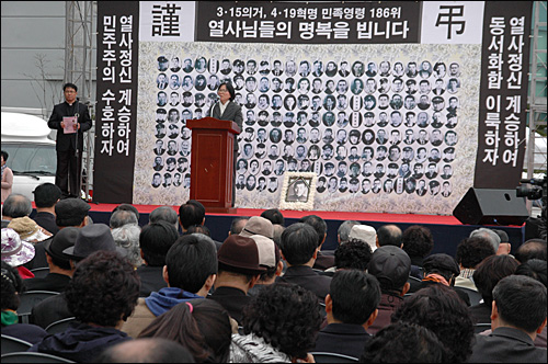 이강실 한국진보연대 상임대표가 11일 마산 중앙부두에서 열린 김주열 열사 범국민장에서 추모사를 하고 있다.
