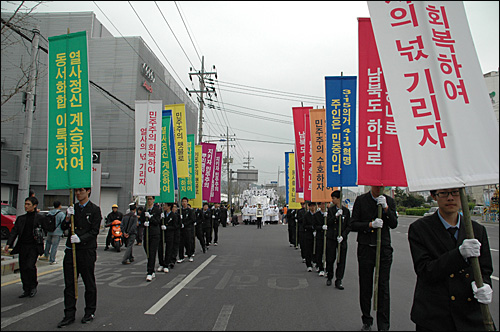 김주열 열사 범국민장이 11일 마산에서 열렸는데, 시내에서는 운구행렬이 이어졌다.