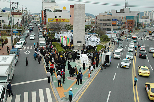 김주열 열사 범국민장이 11일 마산에서 열렸는데, 3.15의거 기념탑에서는 노제가 열렸다.