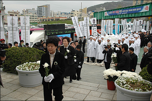 김주열 열사 범국민장이 11일 마산에서 열렸는데, 유가족들이 3.15의거기념탑에서 열린 노제 때 헌화하고 있다.