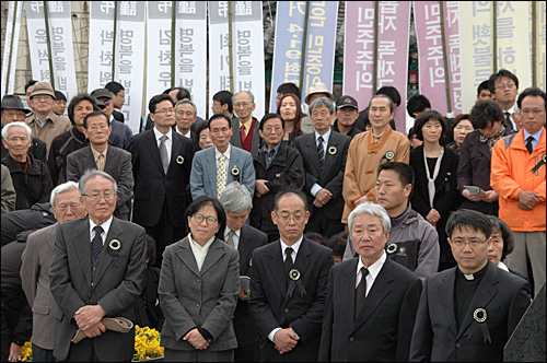 11일 마산에서 '김주열 열사 범국민장'이 열렸는데, 3.15의거기념탑에서 열린 노제 때 참가자들이 서 있다.