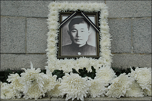 김주열 열사 범국민장이 11일 마산에서 열렸다. 사진은 3.15의거기념탑에 놓인 영정 사진과 헌화한 꽃의 모습.