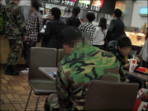 서울역에서 만난 오원규(가명) 상병은 "병사 사망시 3656만원의 국가 보상금은 터무니 없이 적다"고 말했다.