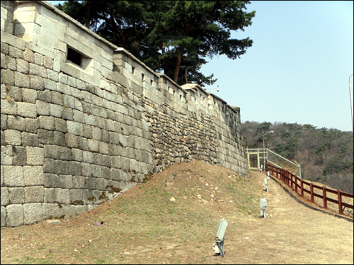 시대를 알 수 있는 성벽, 가운데 메주 같이 생긴 자연돌이 태조 때 축성된 곳.