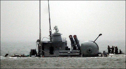 해군 초계함 '천안함' 침몰 18일째인 12일 오후 함미 침몰해역에서 작업중이던 대형크레인이 함미를 인양해 백령도 인근 연안으로 이동하고 있다.