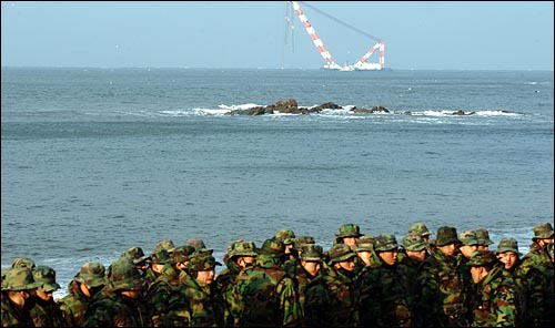 해군 초계함 '천안함'이 침몰한 지 18일만에 백령도 앞바다에서 함미를 인양하는 가운데 19일째인 13일 오전 백령도 앞바다에서 해병대원들이 수색작업을 나가기 위해 준비하고 있다.