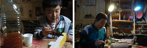 여덟살 의진이(왼쪽)와 열세살 의진이(오른쪽)가 나무를 이용해 이야기를 만들고 있다.