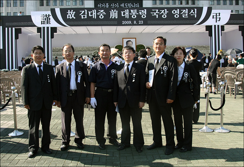 김대중 전 대통령 국장에 참여한 장례문화전문가들(오른쪽에서 세 번째가 정진구 교수). 정진구 교수는 김대중 전 대통령 국장에 참여해 시신 보존에 대한 장의 지도를 했다. 