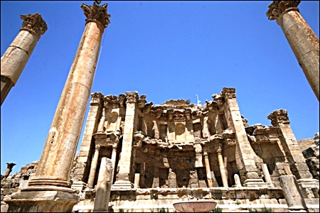 요르단의 수도 암만에서, 북쪽으로 40킬로 정도 떨어진 곳에 위치한 로마제국의 도시 유적.