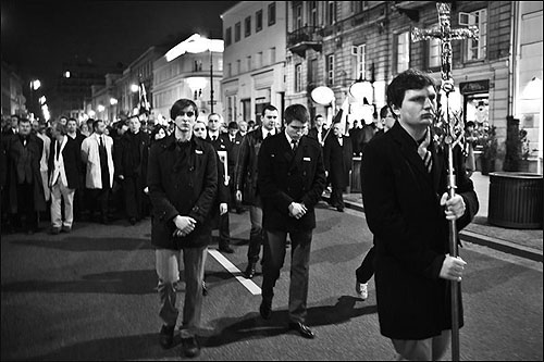 지난 12일 밤 바르샤바의 학생들이 대통령의 사망을 애도하기 위한 추모행진을 벌이고 있다.