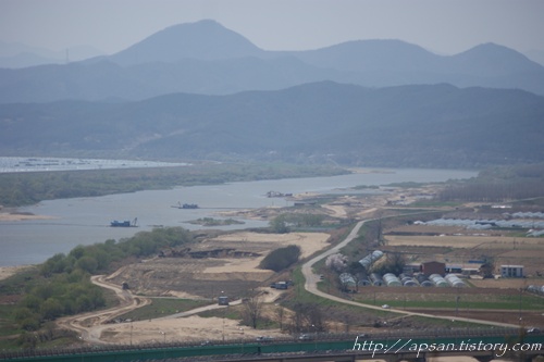 마치 큰 회룡포처럼 물길이 휘돌아 나가는 저 지역이 '다산'이고, 아직도 농사를 짓고 있다. 그러나 저 풍경도 곧 사라질 것이다.