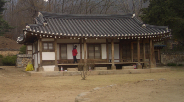 서계 종택  반남 박씨 서계파의 종택으로 당대에는 복숭아, 배, 살구 , 밤나무로 울을 삼은 소박한 초가집이었다.