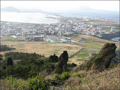 세계유산 제주도 성산일출봉 오르는 도중, 아래쪽에 세 개의 바위가 보인다