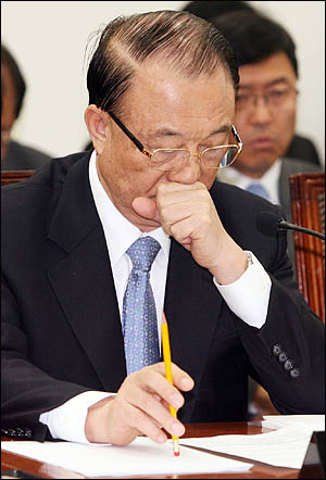최시중 방송통신위원장이 15일 국회 문방위 전체회의에서 김우룡 방문진 이사장의 조인트 발언과 관련한 질의를 받고 있다.