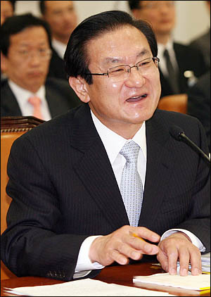 이귀남 법무부장관이 15일 국회 법사위 전체회의에서 '민주당 의원 10만 달러 수수설'에 대해 해명하고 있다.