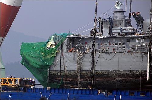  15일 오후 백령도 인근에서 인양된 해군 초계함 '천안함' 함미가 바지선에 올려져 있는 가운데, 절단면에는 그물이 설치되어 있다. 