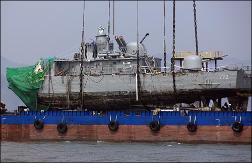 15일 오후 백령도 인근에서 인양된 해군 초계함 '천안함' 함미가 바지선에 올려져 있는 가운데, 절단면에는 그물이 설치되어 있다. 