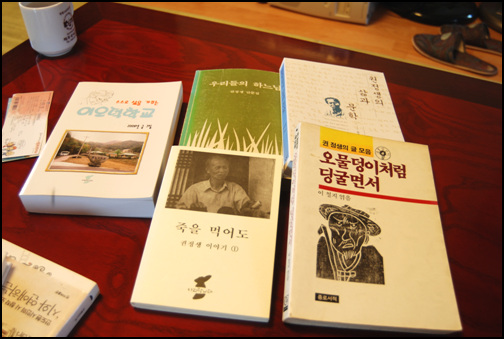 송영섭 목사는 권정생 선생과 관련된 책들을 보여주면서 그분의 삶에 경도된 이유를 설명했다.