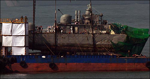 천안함 침몰 21일만에 실종자 44명 중 36명이 주검으로 발견된 가운데 16일 오전 백령도 장촌포 함미 인양해역에서 군 관계자들이 실종자 시신 수색 작업을 재개하고 있다.
