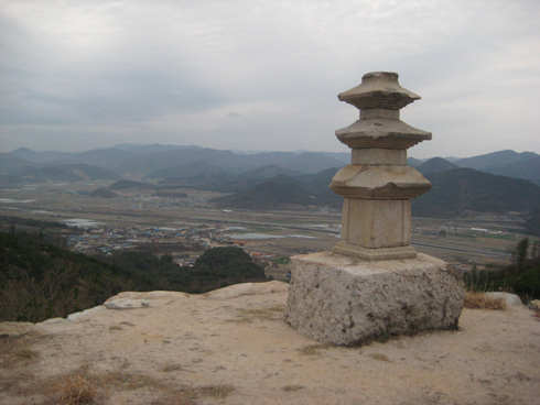 잠늠곡 삼층석탑 비파곡 삼층석탑이라고도 한다.