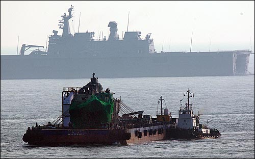 천안함 침몰 21일만에 실종자 44명 중 36명이 주검으로 발견된 가운데 16일 오후 백령도 장촌포 함미 인양해역에서 천안함 실은 바지선이 평택 해군 2함대 사령부로 이동하고 있다.
