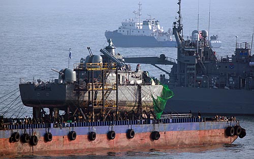 천안함 사건 이후 '함정근무 기피'가 심각한 것으로 나타났다. 사진은 지난 2010년 4월 16일 백령도 장촌포 함미 인양해역에서 천안함 실은 바지선이 평택 해군 2함대 사령부로 이동하고 있는 모습.