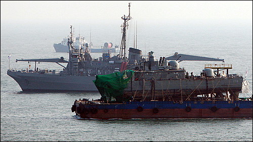 천안함 침몰 21일만에 실종자 44명 중 36명이 주검으로 발견된 가운데 지난 16일 오후 백령도 장촌포 함미 인양해역에서 천안함 실은 바지선이 평택 해군 2함대 사령부로 이동하고 있다.