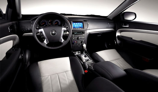 GM대우의 2010년형 토스카 ‘익스클루시브’ 모델은 가죽 시트와 도어 트림에 블랙 계열의 투톤 컬러를 새롭게 적용, 한층 품격 있는 인테리어를 완성했다. 가격은 6단 자동변속기 기본 장착에 2305만원. 
