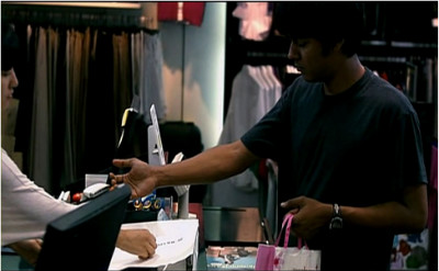 영화 '반두비'의 한 장면 방글라데시인 카림에게, 옷가게 직원은 거스름돈을 직접 건네주지 않는다. 