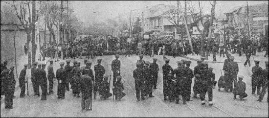 1960년 4월19일 경무대로 올라가는 길목에서 경찰과 시위대가 대치하고 있다. 