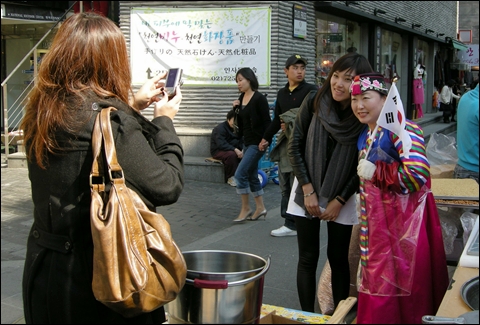  일본 학생들과 한과를 파는 인사동 골목 가게 아주머니. 학생들이 사진 촬영에 응해줄 것을 부탁하자 얼른 태극기를 꺼내들고 촬영에 응하는 아주머니가 예사롭게 보이지 않았다. 
