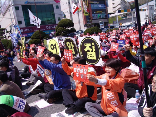  17일 발암물질로 부터 안전한 여수.광양만들기 집회 참가자가 발암물질추방 피켓팅을 펼치고 있다.