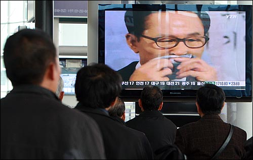 19일 오후 서울역 대합실에서 시민들이 대합실에 설치된 TV 모니터를 통해 이명박 대통령의 '천안함 희생 장병 추모 연설'을 지켜보고 있다.