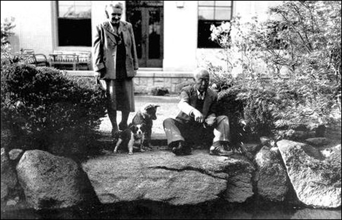 경무대(1948년 대한민국 정부 수립 후 명명된 대통령 집무실 겸 관사) 연못에서 휴식을 취하고 있는 이승만 대통령과 프란체스카