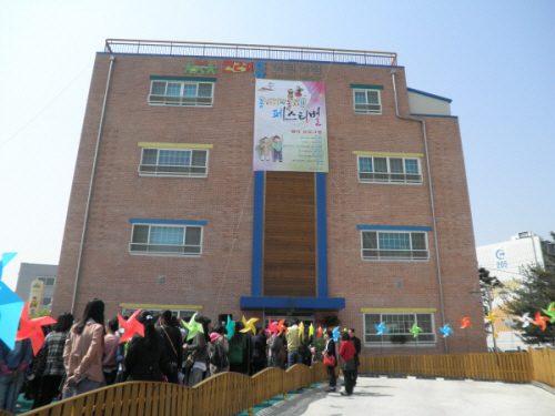 전국에서 모인 유아교육기관 관계자들이 교육장에 들어서기 위해 줄을 서서 기다리고 있다.