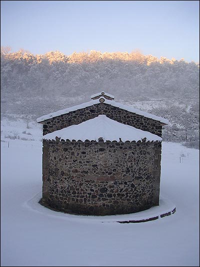  피레네의 한구석에 자리 잡은 사화산에 움푹 파인 한가운데 지어진 에르미타이다.