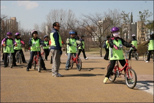인천자전거도시운동본부가 운영하는 자전거교실에 참여한 인천시민들이 자전거를 배우고 있다. 1강에서 자전거도시가 지향하는 도시의 모습, 자전거도시에 대한 철학을 수강하지 않으면 자전거를 배울 수 없다.