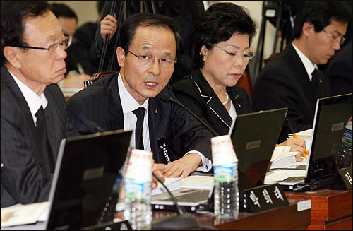 2010년 4월 19일 오후 국회 국방위 전체회의에 참석한 김장수 한나라당 의원이 검은 넥타이에 근조 리본을 달고 천안함 침몰 사고원인에 대해 질의하고 있다.